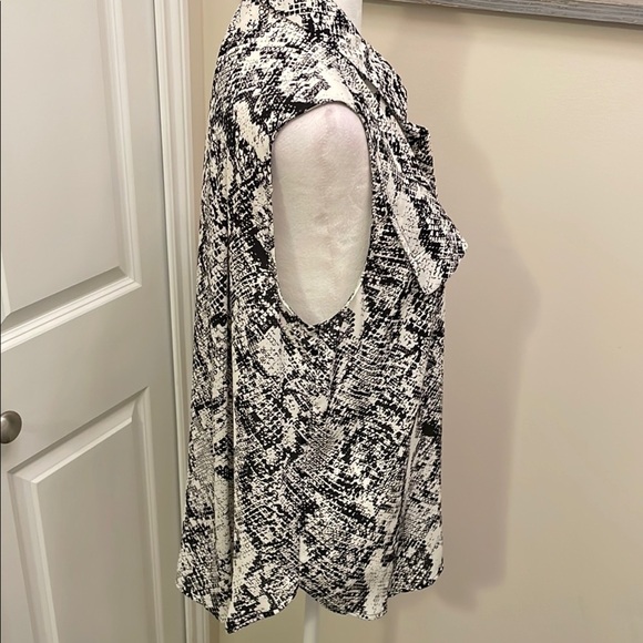 Worthington Black and White Sleeveless Button Down Shirt Front Pockets - Picture 10 of 16